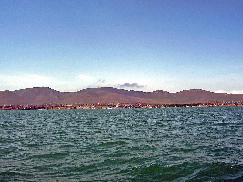 Температура озера севан. Озеро Севан. Озеро Севан вода. Вода озеро Севан Армения. Трасса озеро Севан.
